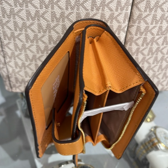 MICHAEL KORS
Medium Crossgrain Leather Wallet
Cider
NWT - Picture 12 of 16